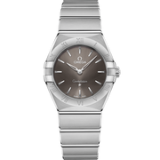 Quadrante grigio sunburst dell'Omega Constellation Quartz 28 mm con indici a bastone e lancette rodiate, cinque stelle a ore 6